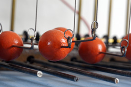 Anschlag der H�mmerchen auf die Klangst�be